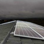 Cuánto produce una placa solar en un día nublado